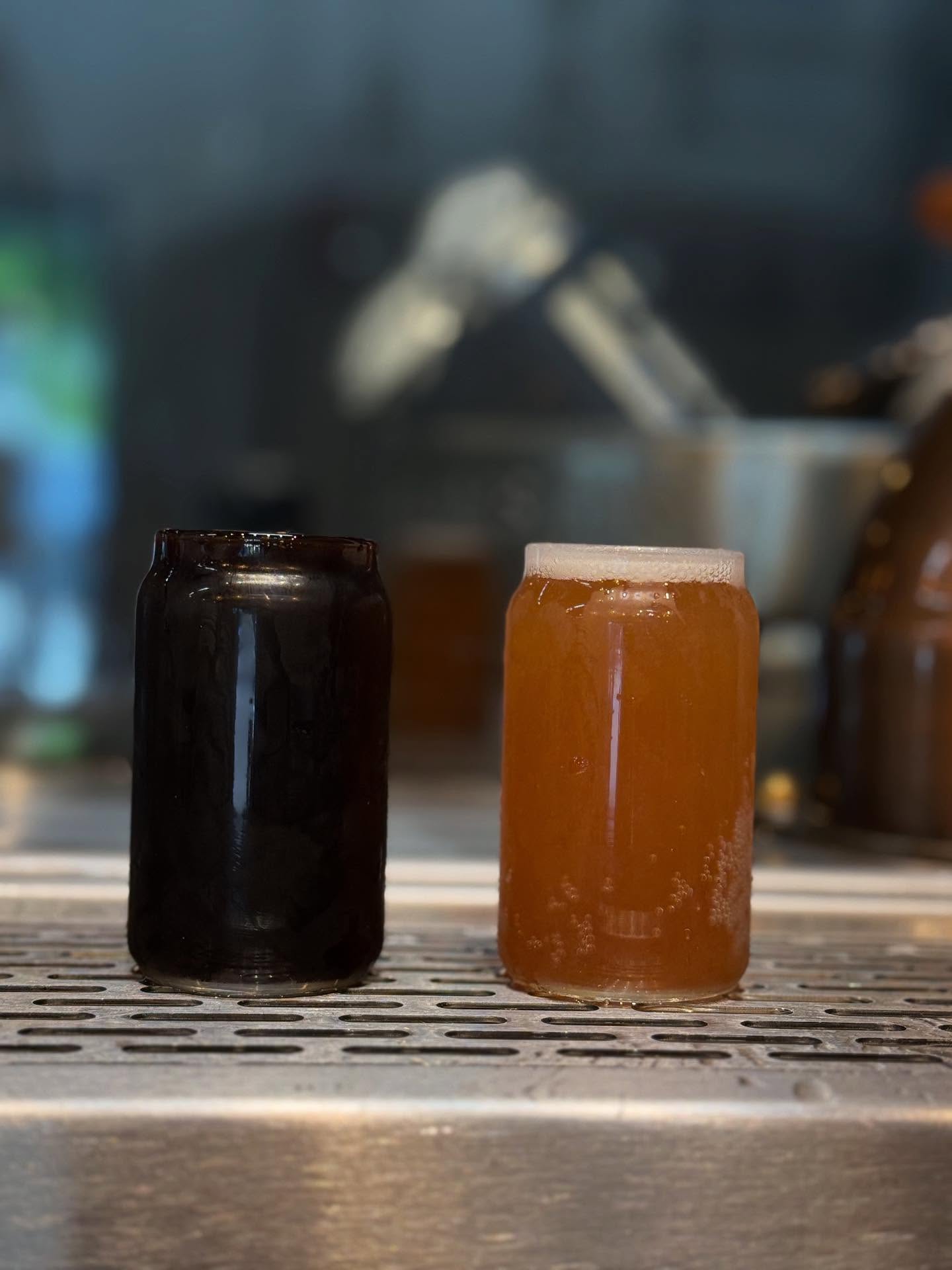 🚨NEW BEERS ALERT 🚨
Just in time for @final_fridays_littleton , we tapped two new beers today!!
HARVEST TIME American Stout: a variation of our Karen Irish Dry Stout, this more aggressively hopped, higher alcohol American Stout was brewed with local CO malts and hops harvested this year and ready for the fall! Perfect for leaves falling and chillier weather.
ABV 6.8%
THE LISA JAMBA Shirley Temple Ale: named after Lisa, the fearless co-owner of Comet Brews and general bad***, this ongoing, rotating series is inspired by her college job at Jamba Juice. Brewed with pomegranate, lemon, ginger, and dry-hopped, this Shirley Temple inspired brew is a little spicy from the ginger, a little tart from the lemon, and a little fruity! ABV 5%
For @final_fridays_littleton 9/26, mention this post for a BOGO!
#craftbeer #downtownlittleton #falliscoming #finalfriday #bogo #thestateofcraftbeer