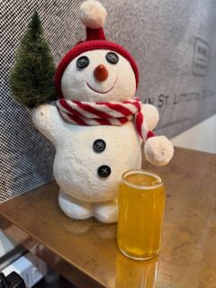 🚨New Beer Alert!🚨 The Lisa is a mountain IPA that combines the soft haze of East Coast IPAs with the classic bitterness of West Coast IPAs. Come on down to Comet Brews and try one this weekend!